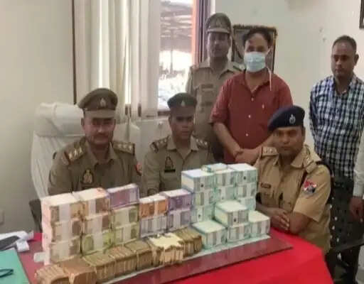 वाराणसी जंक्शन के प्लेटफार्म से 16 लाख रुपये बरामद