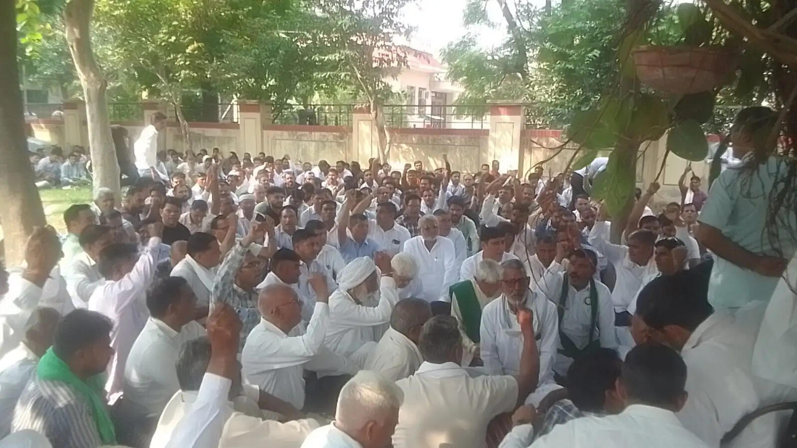 बिजली कर्मचारियों की हड़ताल से कैथल में जनजीवन प्रभावित, आधे शहर में बिजली गुल