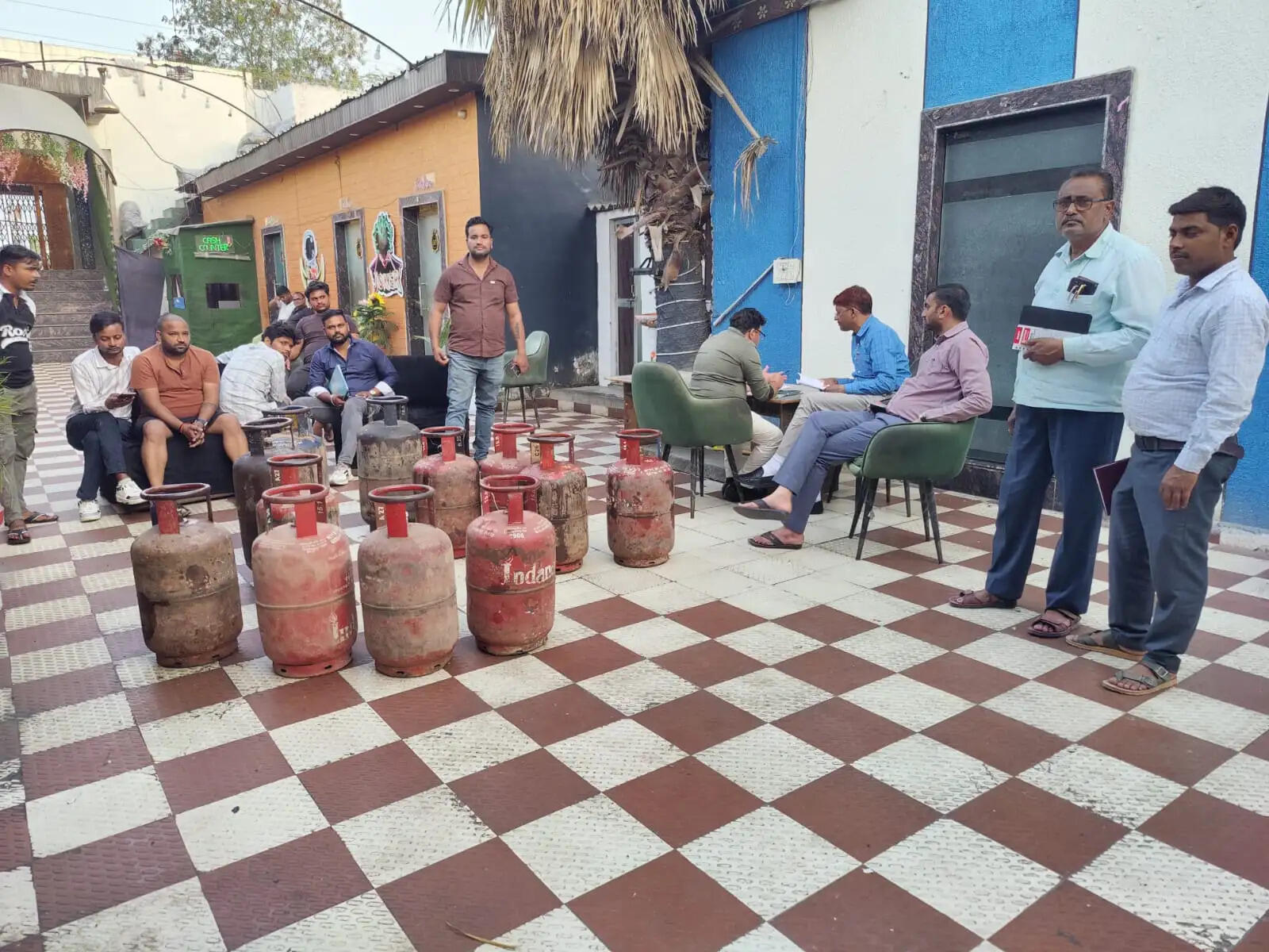 रसोई गैस की कालाबाजारी पर बड़ी कार्रवाई, एजेंसी व रेस्टोरेंट संचालकों पर मुकदमा दर्ज