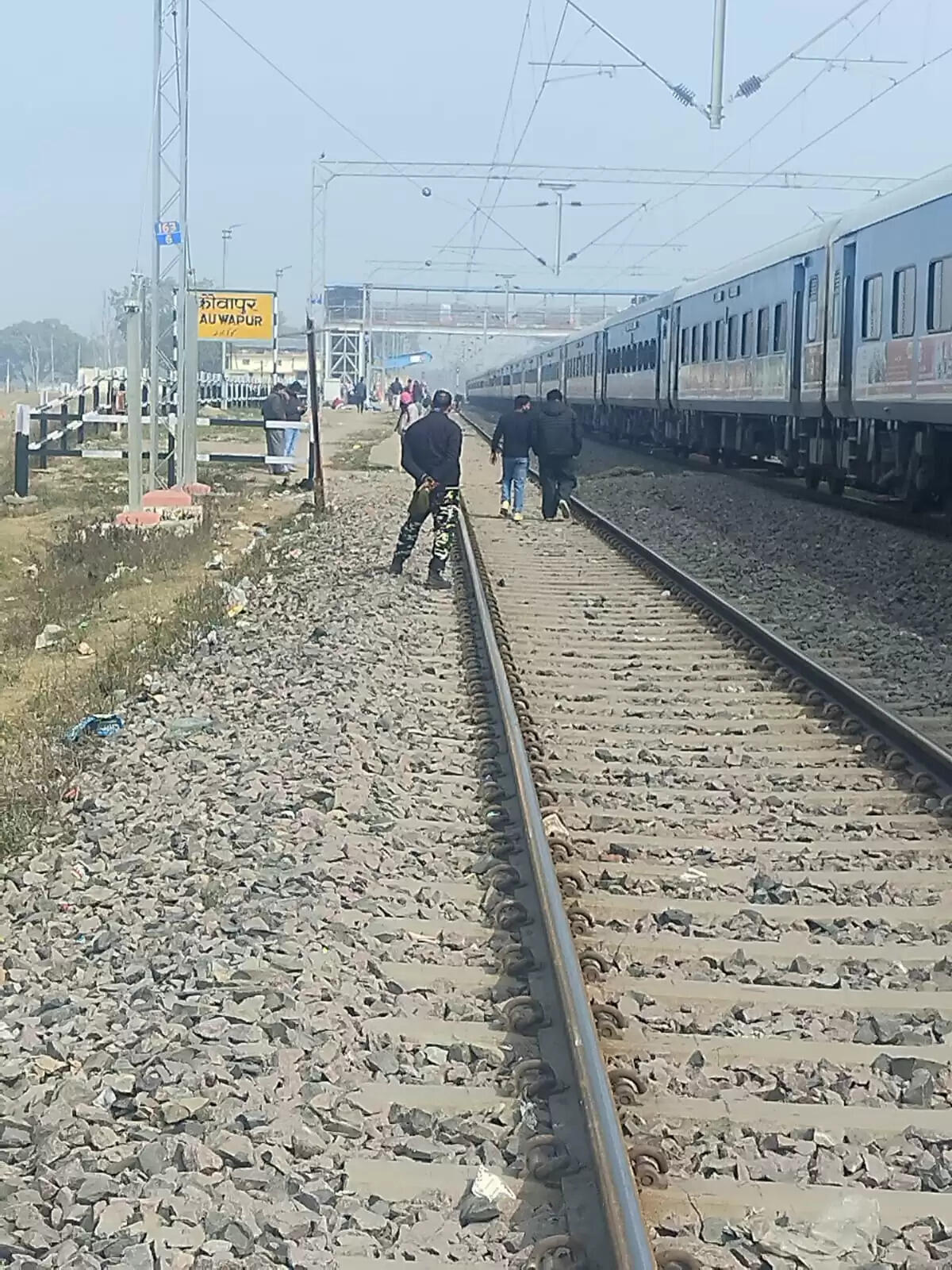 उत्तर प्रदेश में गन्ना लदी ट्रैक्टर–ट्रॉली रेलवे फाटक से भिड़ी , खड़ी रही तीन घंटे दो ट्रेन