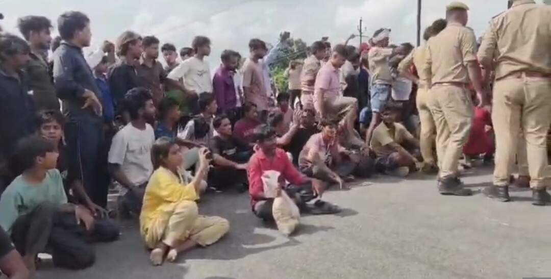 हत्यारोपितों की गिरफ्तारी की मांग पर परिवार ने शव रखकर किया हाईवे जाम, आश्वासन के बाद अंतिम संस्कार को राजी हुए परिजन