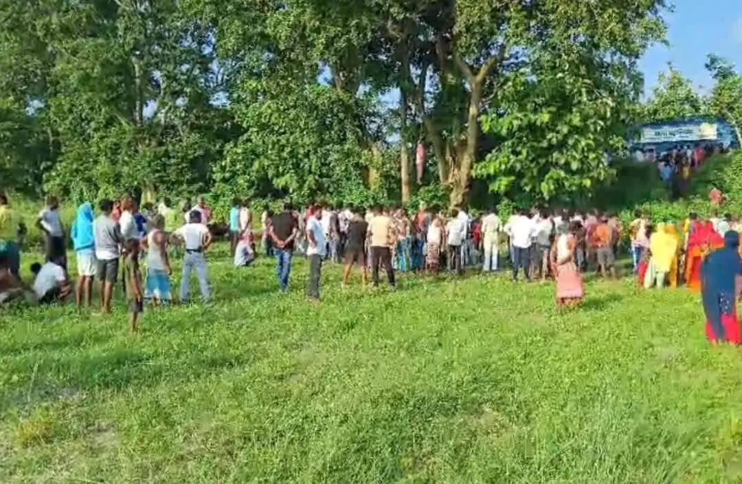 सुपौल में पेड़ से लटका मिला ट्रैक्टर चालक का शव