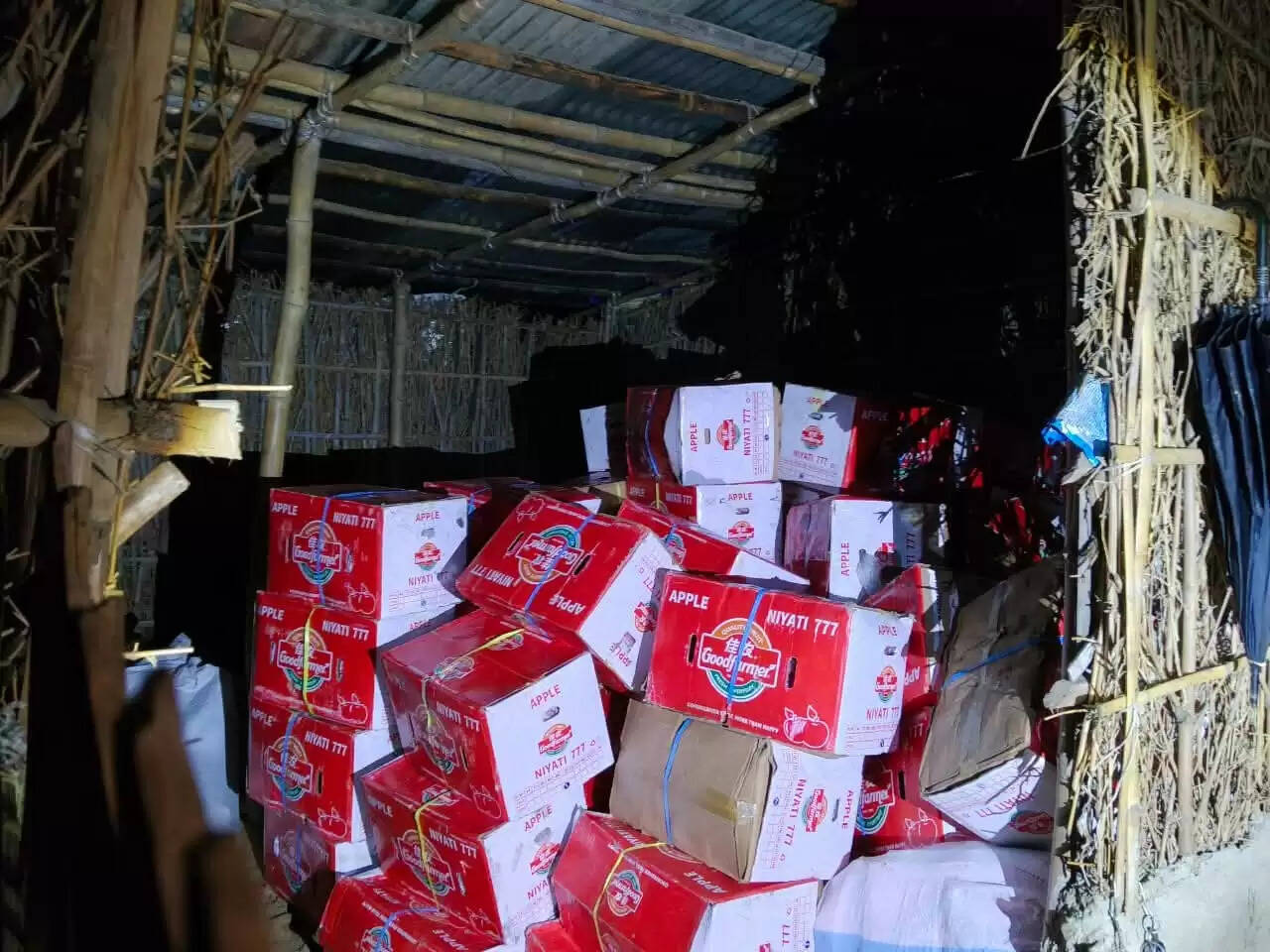 एसएसबी ने मध्य रात्रि भारी मात्रा में तस्करी के सेब को किया जब्त,एक हिरासत में