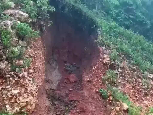 सीधी में भवरसेन घाट पर भूस्खलन का खतरा बढ़ा, तेज बारिश से 40 गांवों का संपर्क प्रभावित