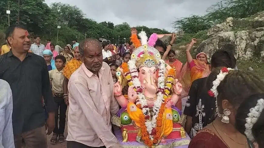 बारिश के बीच गणपति बप्पा की विदाई, डेढ़ सौ से ज्यादा प्रतिमाओं का विसर्जन
