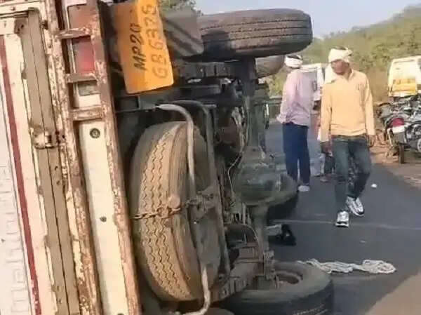 डिंडौरी में पिकअप पलटने से महिला मजदूर की मौत, 23 घायल, फसल कटाई से लौट रहे थे मजदूर