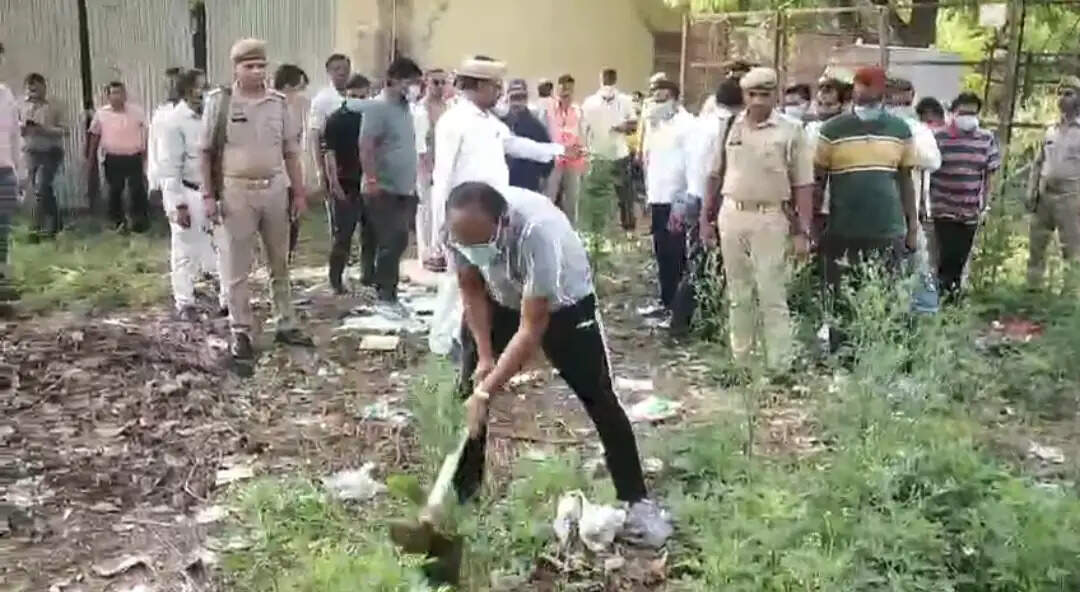 जिलाधिकारी ने चलाया स्वच्छता अभियान, फावड़ा लेकर काटी झाड़ियां