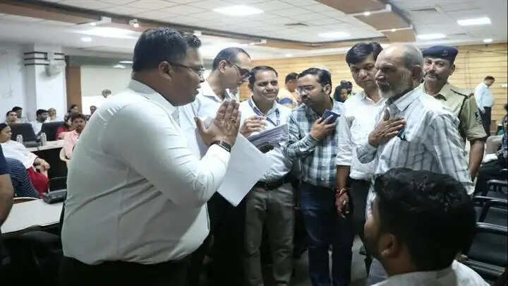इंदौरः कलेक्टर ने जनसुनवाई में सुनी आमजन की समस्याएं, किया त्वरित निराकरण