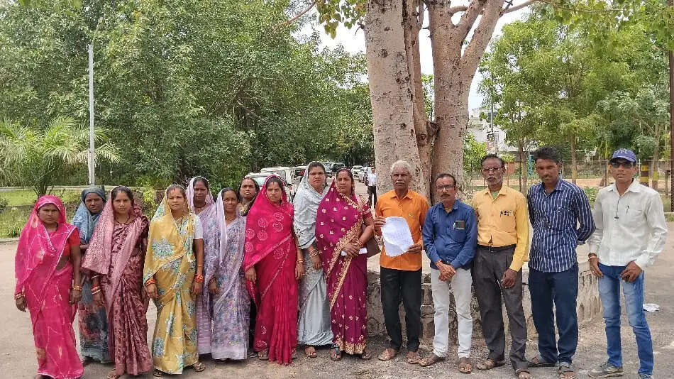 एक शिक्षक के भरोसे माध्यमिक स्कूल लिमतरा, ग्रामीण पहुंचे डीईओ कार्यालय