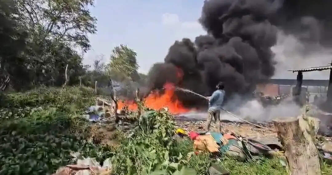 हसौद में कबाड़ी दुकान में भीषण आग, लाखों का सामान जलकर खाक