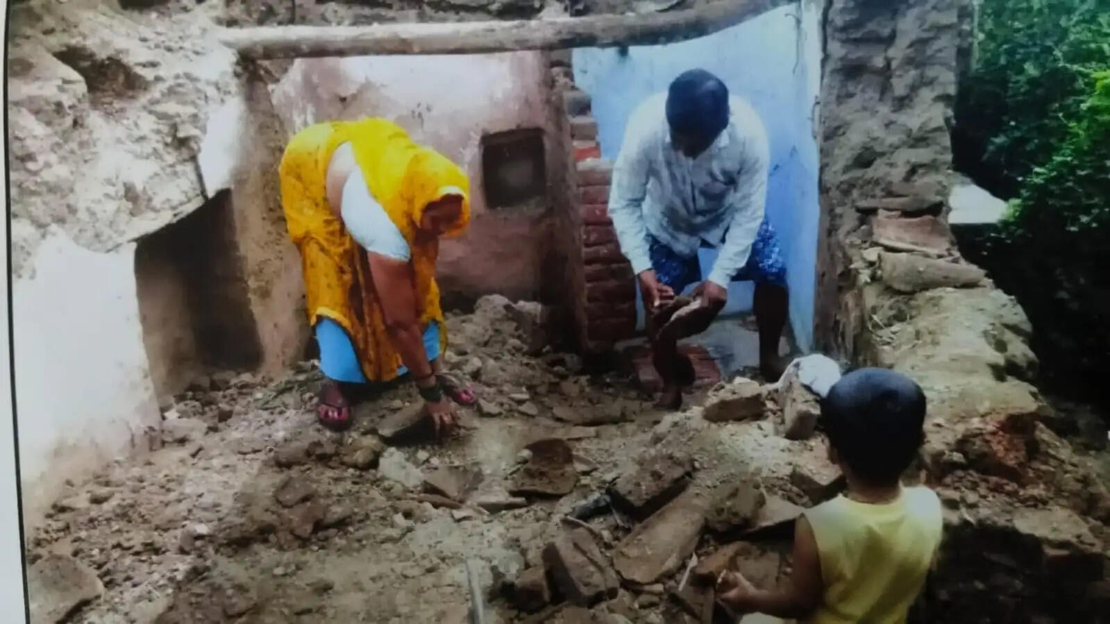 बारिश से चार कच्चे मकान ढहे, गृहस्थी का सामान मलबे में दबा