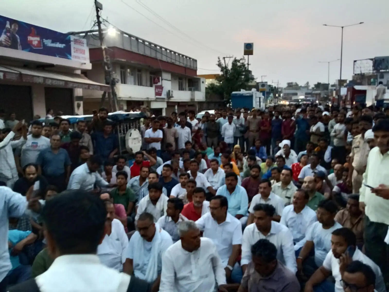 बागपत में बदमाशों ने व्यापारी और बेटे की गोली मारकर की हत्या, व्यापारियों ने बाजार किया बंद