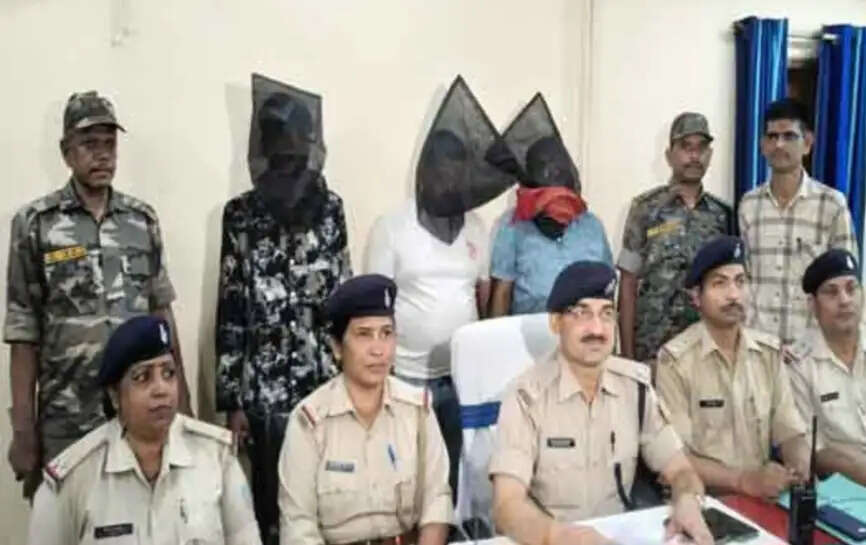 रांची में चोरी के तीन आरोपित गिरफ्तार,जेवरात और मोबाइल बरामद