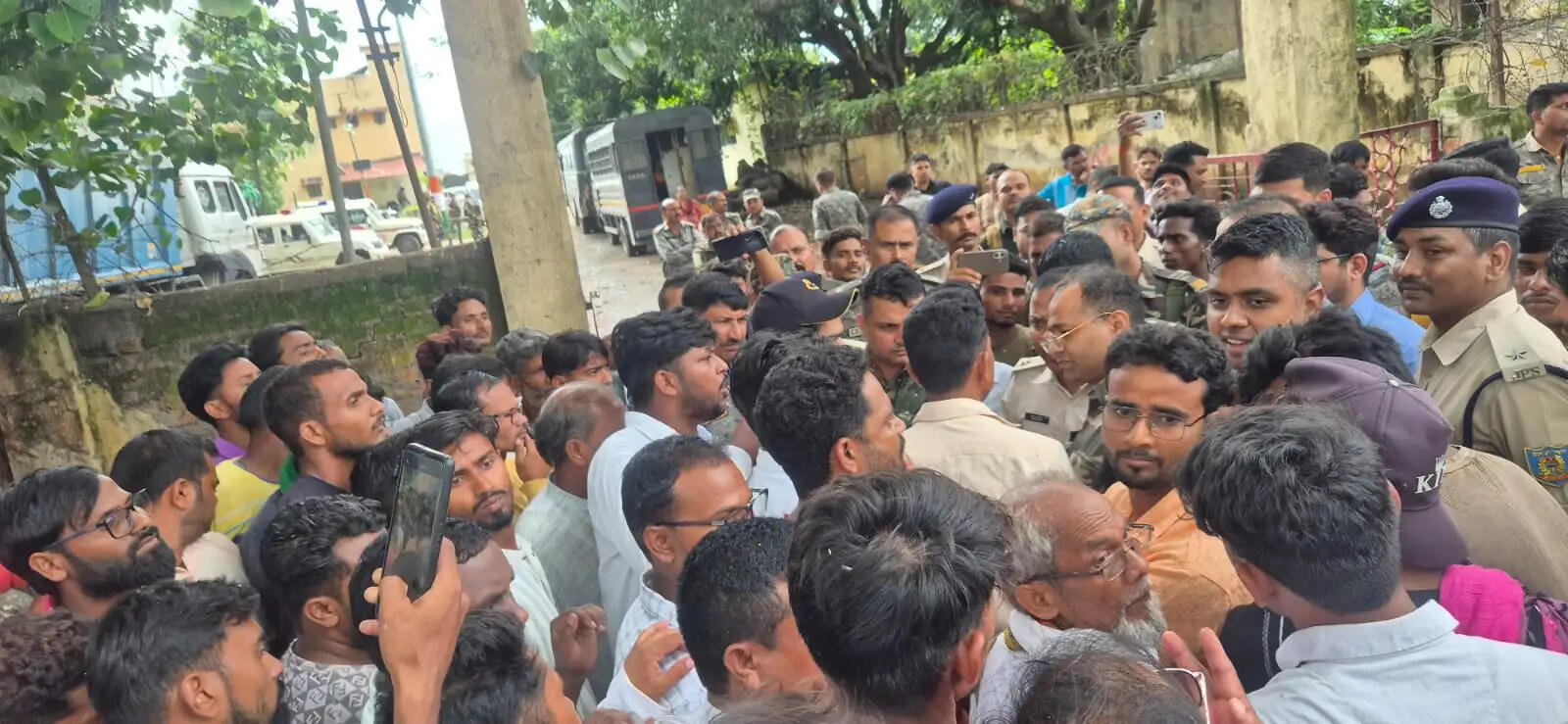 नाबालिग से दुष्कर्म के आरोपित की मौत मामले में 56 नामजद सहित कई अज्ञात पर मामला दर्ज, 12 गिरफ्तार