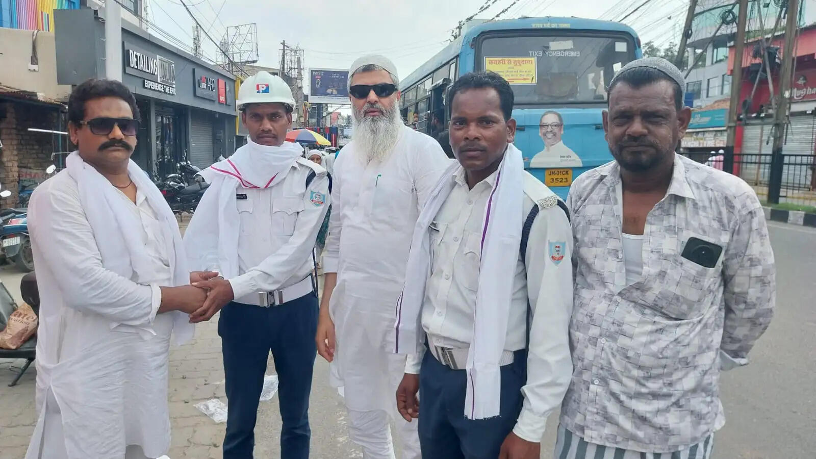 झामुमो नेताओं ने ट्रैफिक पुलिसकर्मियों को तौलिया देकर किया सम्मानित