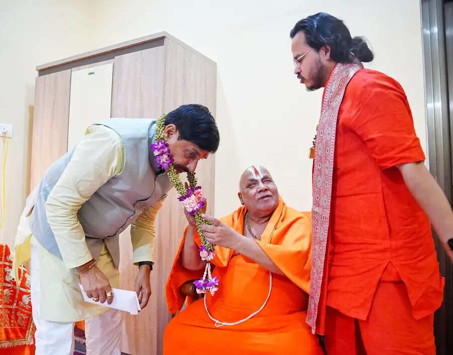 मुख्यमंत्री डॉ. यादव ने जगद्गुरू स्वामी रामभद्राचार्य जी महाराज से की भेंट