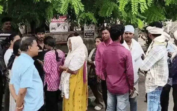 दोस्त ने नर्सिंग छात्र की चाकू मारकर हत्या की, गिरफ्तारी की मांग पर परिजनों का धरना