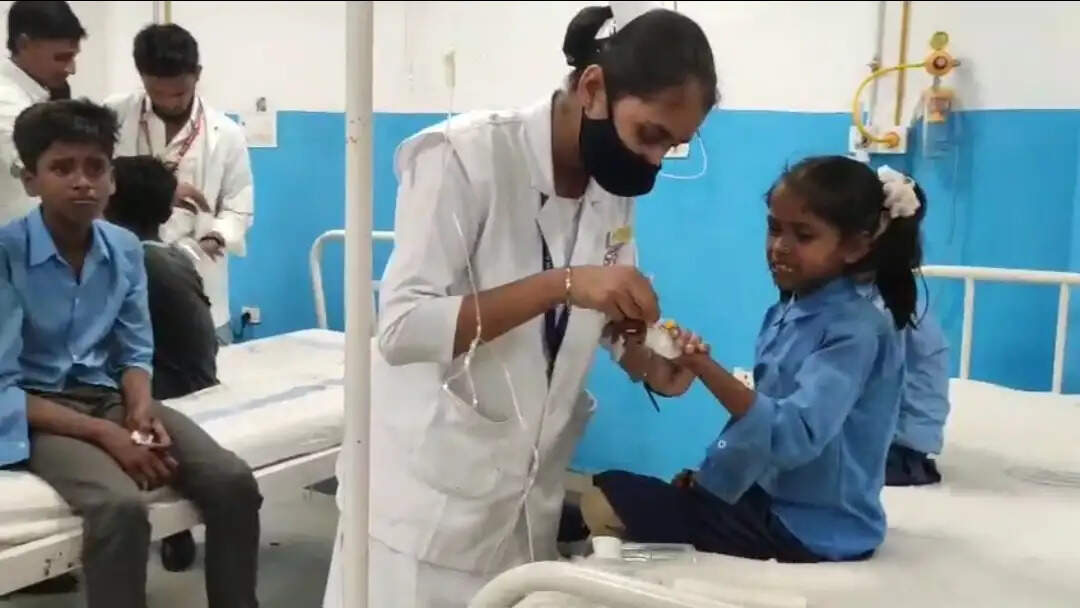 मध्यान्ह भोजन खाने के बाद सैकड़ो बच्चे बीमार,अस्पताल में भर्ती