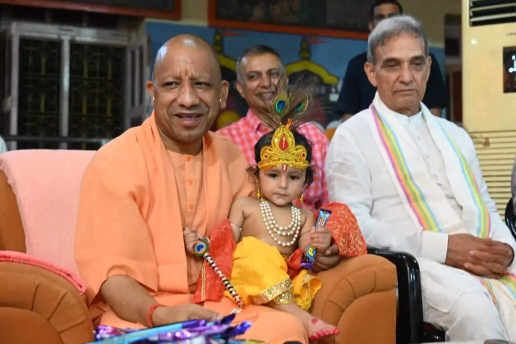 गोरक्षपीठ में मुख्यमंत्री योगी ने मनाया गोपाल का प्राकट्योत्सव