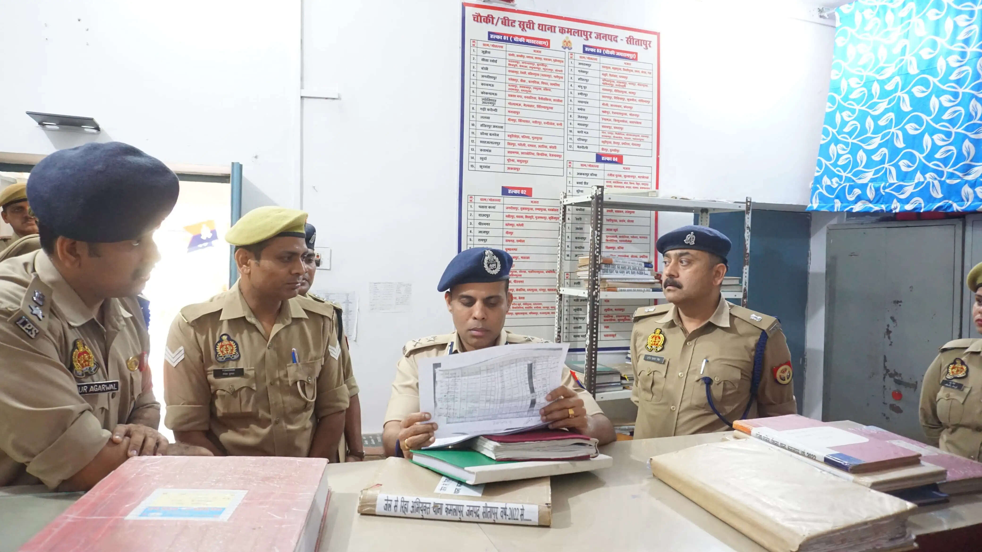 लखनऊ परिक्षेत्र के आईजी ने सीतापुर के कमलापुर थाने का किया निरीक्षण