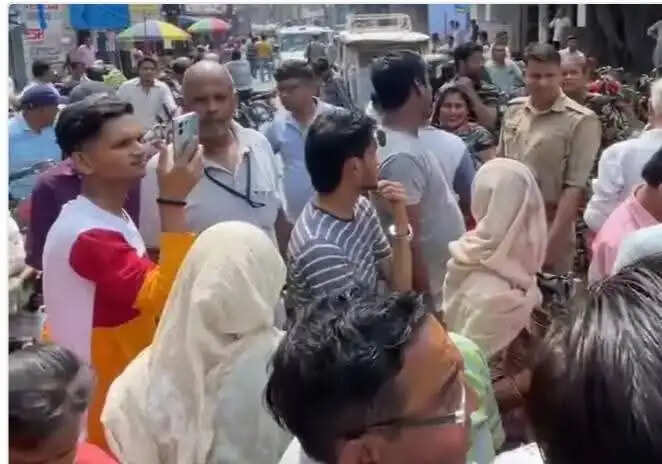 गैस सिलेंडर के लिए महिलाओं ने किया प्रदर्शन