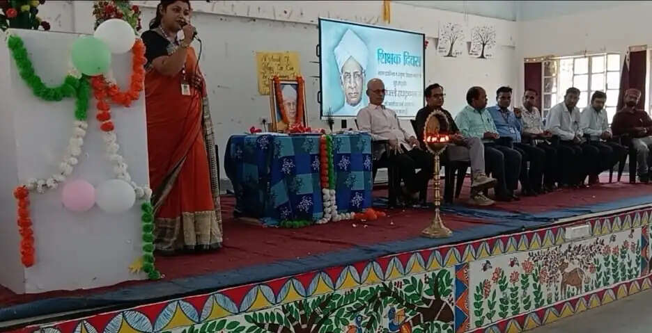 शिक्षक विद्यार्थियों के चरित्र निर्माण के साथ राष्ट्रबोध जगाने का करें प्रयास : श्वेता सोनाली