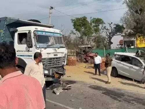 झुंझुनू में बेकाबू कार ट्रक से टकराई दो की मौत