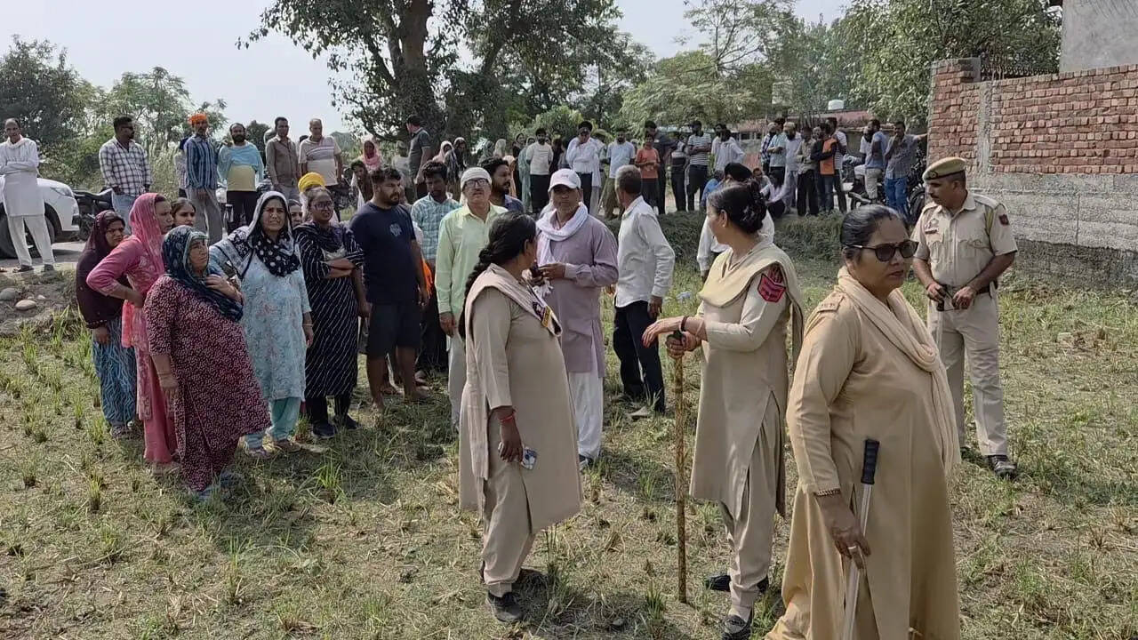 गैस पाइपलाइन बिछाने के विरोध में ग्रामीणों का प्रदर्शन, जमीन और सुरक्षा को लेकर जताई चिंता