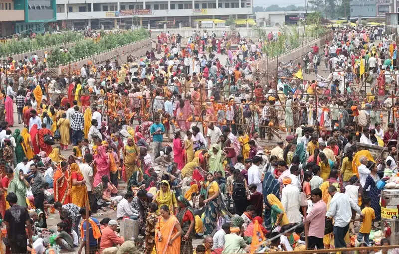 कुबेरेश्वरधाम पर उमड़ा आस्था का सैलाब, हरिद्वार से गंगाजल लेकर पहुंचे 100 से अधिक कांवड़िए