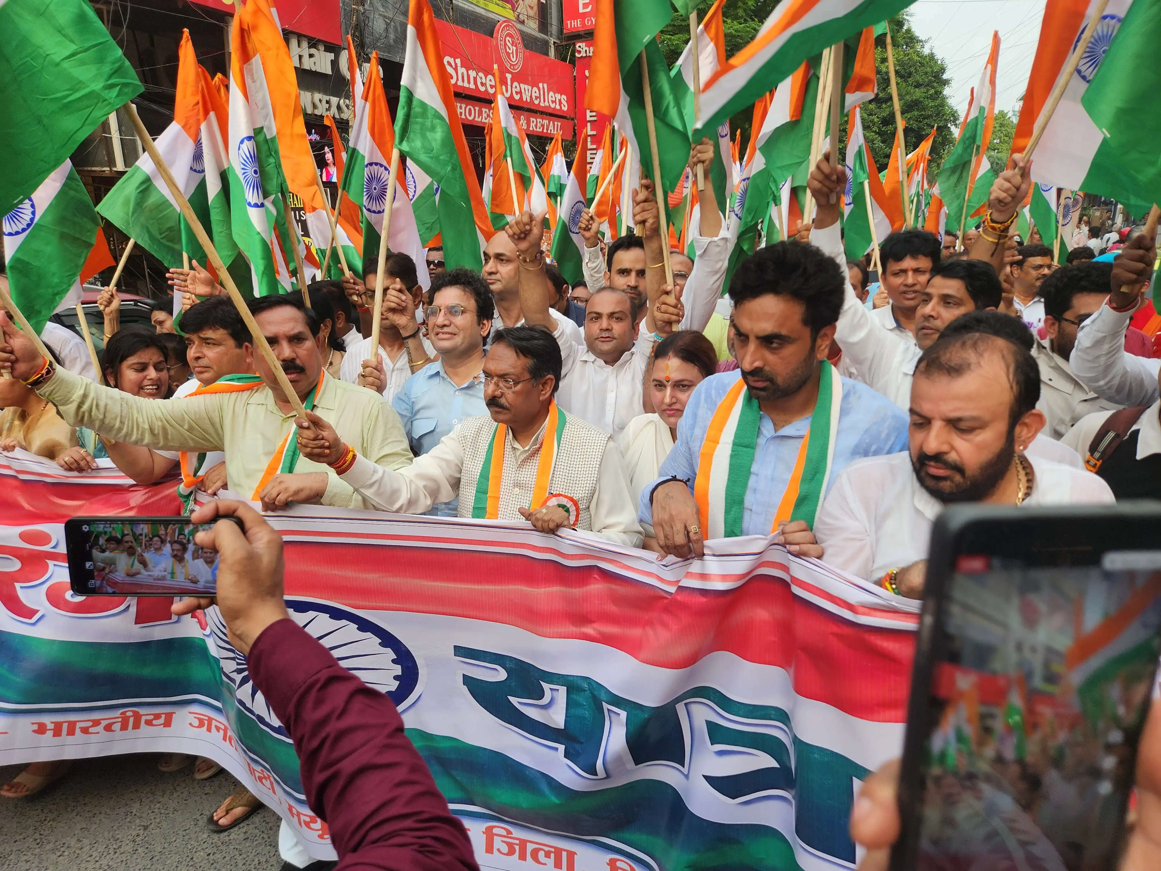 दिल्ली भाजपा ने चार जिलों में निकाली तिरंगा यात्रा, दिया राष्ट्रभक्ति और एकता का संदेश
