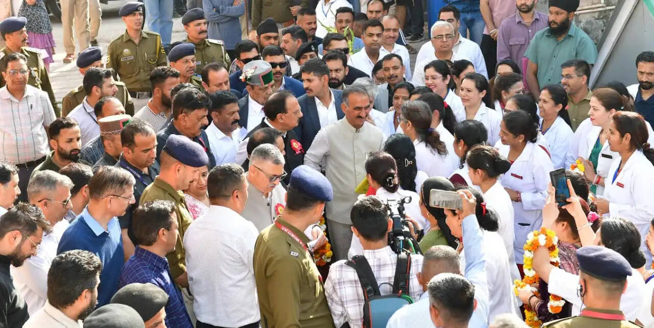 मुख्यमंत्री ने किया नाहन मेडिकल कॉलेज का निरीक्षण, डॉक्टरों से किया संवाद