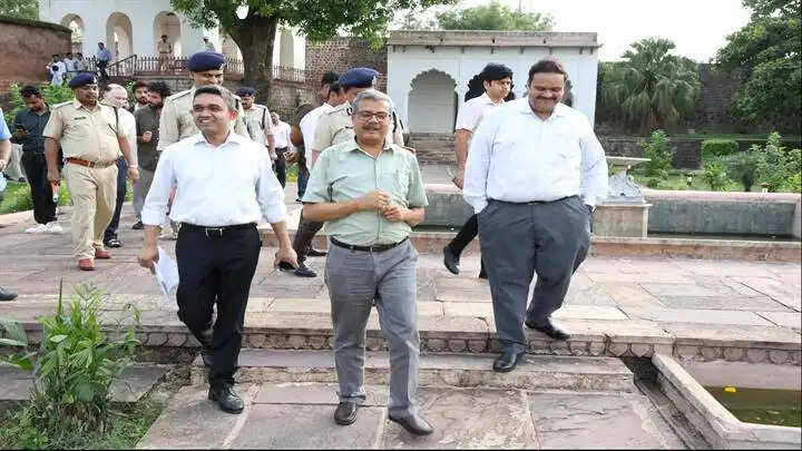 मप्रः जगदीशपुर में 19 जुलाई को कैबिनेट की बैठक, एससीएस शुक्ला और संभाग आयुक्त शर्मा ने किया स्थल निरीक्षण