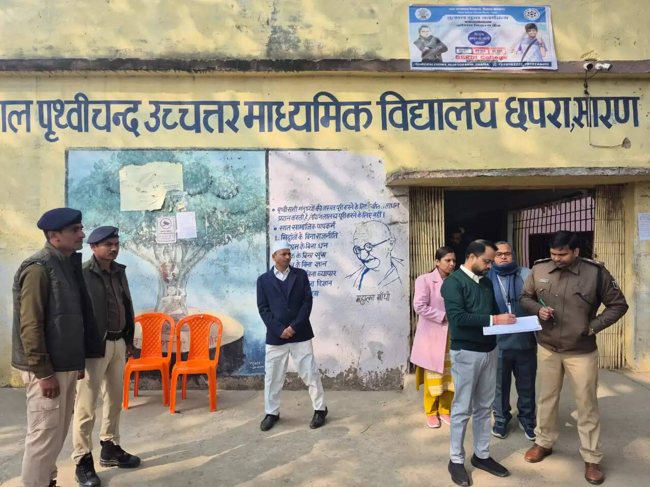 दारोगा भर्ती परीक्षा को लेकर डीएम और एसएसपी ने केंद्रों का किया निरीक्षण