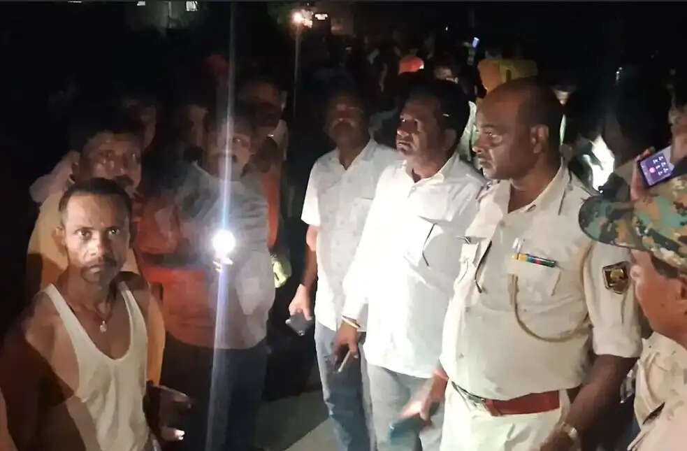 ट्रैक्टर की टक्कर से युवक की मौत, सड़क जाम कर ग्रामीणों का हंगामा