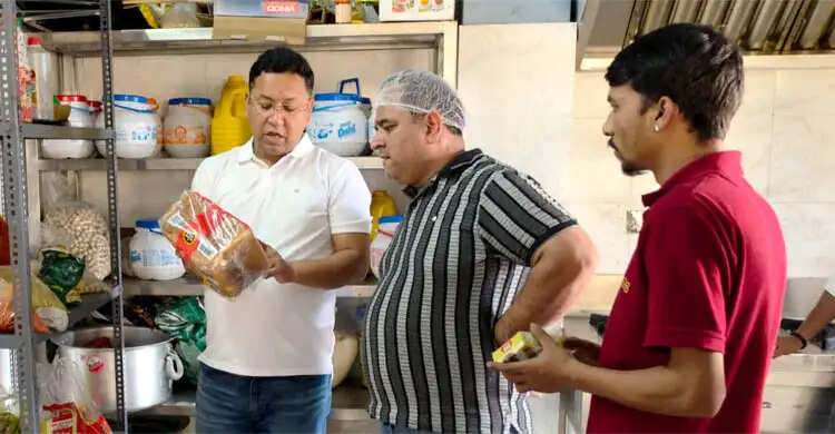 खाद्य सुरक्षा विभाग की छापेमारी, होटल से सूजी और अचार के नमूने लिए