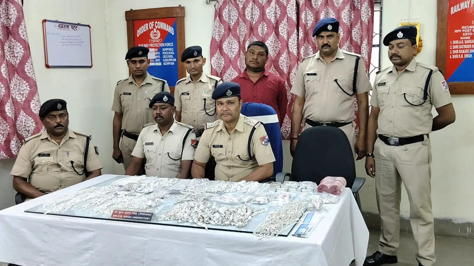 14 किलो चांदी के साथ बराचक स्टेशन से पकड़ा गया व्यक्ति