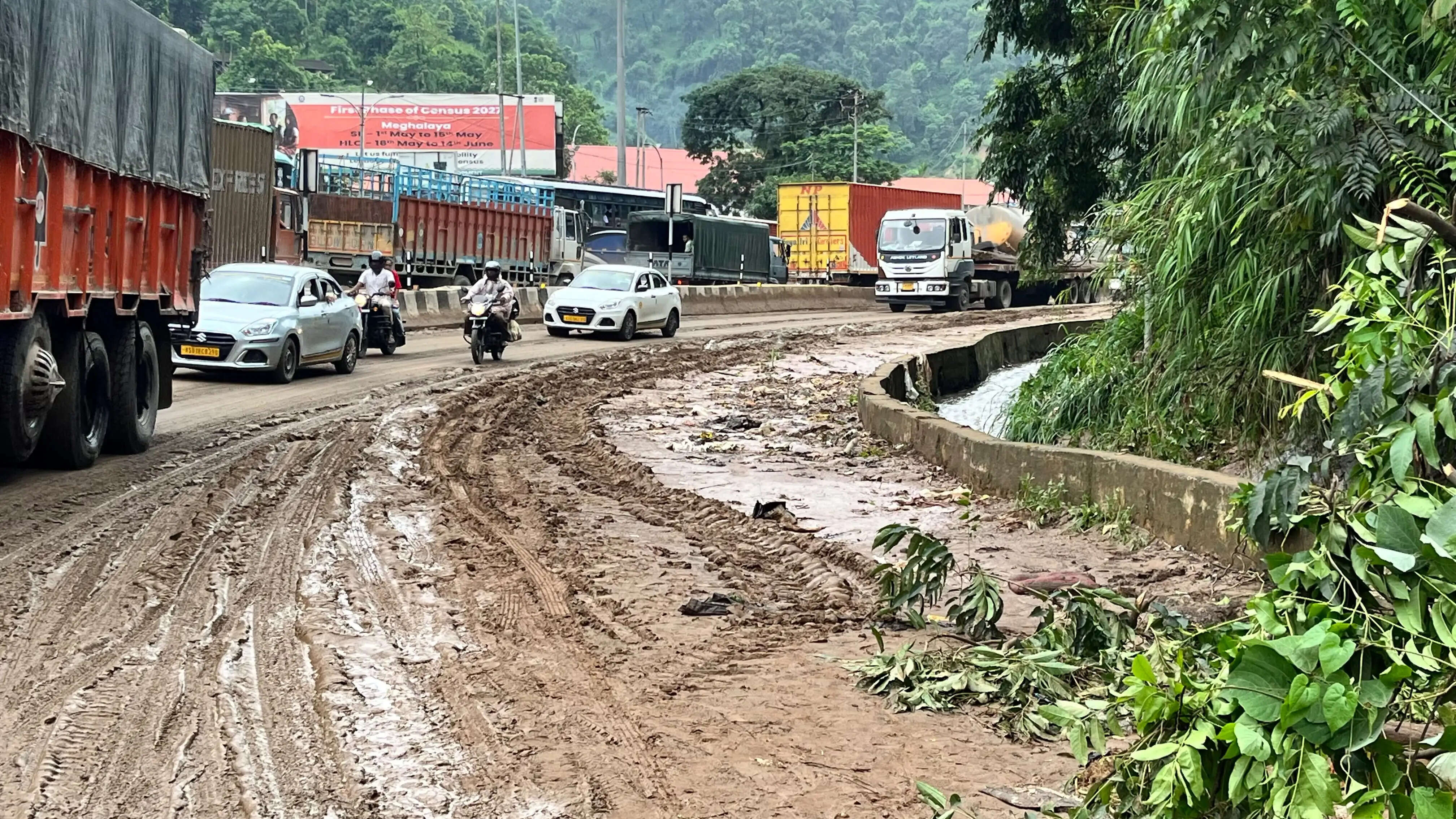 सत्रह घंटे से अधिक समय से राष्ट्रीय राजमार्ग 27 पर यातायात प्रभावित