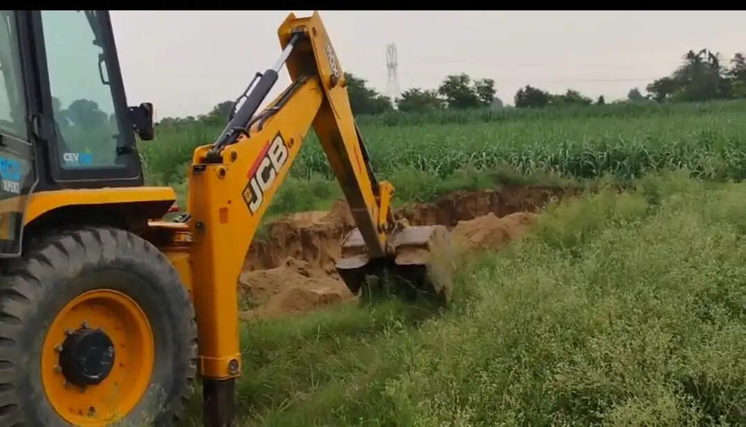 जंगल में अवैध खनन, विरोध करने पर सैनिक के पिता का डंपर से कुचलने की कोशिश