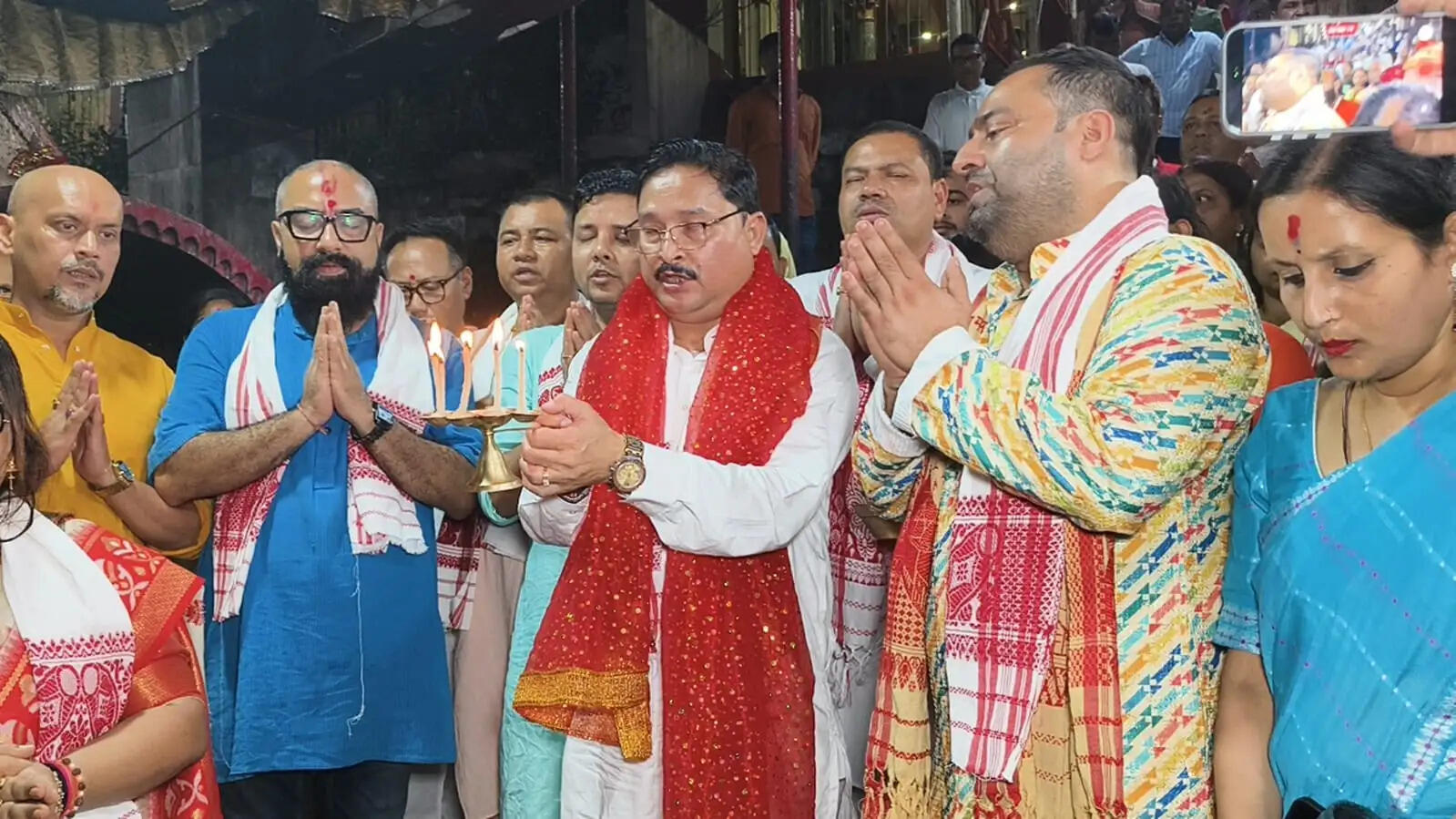 गुवाहाटी के कामाख्या मंदिर में पश्चिम बंगाल की मंत्री व दिलीप सैकिया ने की पूजा-अर्चना