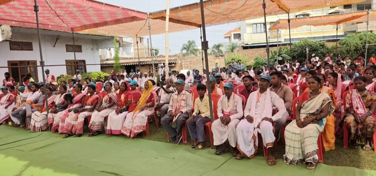 दिल्ली से लौटे जनजातीय प्रतिनिधियों का अम्बिकापुर में पारंपरिक 'गोड़ धोनी' से आत्मीय अभिनंदन