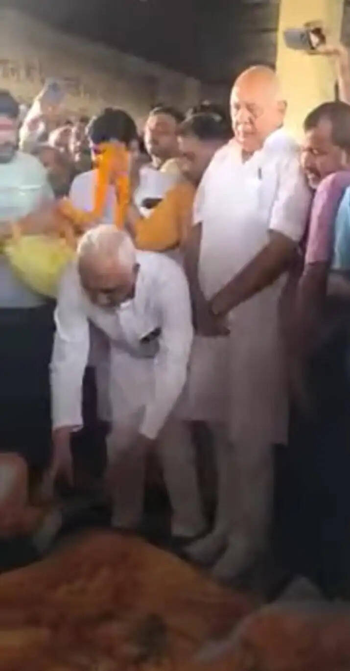उत्तर प्रदेश के देवरिया में सेना के जवान का पार्थिव शरीर लेकर लौट रही एंबुलेंस बनी काल, एक साथ उठीं चार अर्थियां