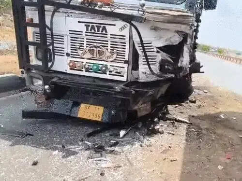 बड़वानी:&nbsp;सेंधवा&nbsp;में&nbsp;मुंबई-आगरा हाईवे पर&nbsp;कार और कंटेनर की आमने-सामने टक्कर,&nbsp;दो युवकों की मौत