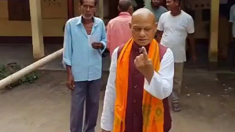 नगांव उपचुनाव में कांग्रेस और भाजपा प्रत्याशियों ने डाला वोट