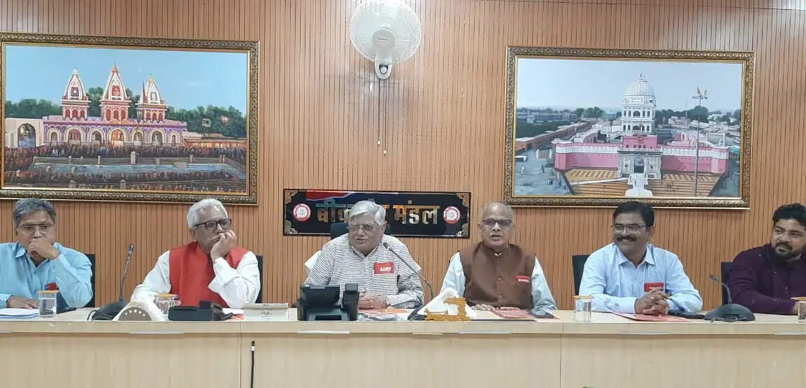 साेशियल इंस्ट्रूमेंट है रेलवे, वंदे भारत-अमृत भारत जैसी दुर्लभ ट्रेनाें से बढ़ रही क्षमता लेकिन कर्मचारी नहीं बढ़ रहे : शिवगाेपाल मिश्रा
