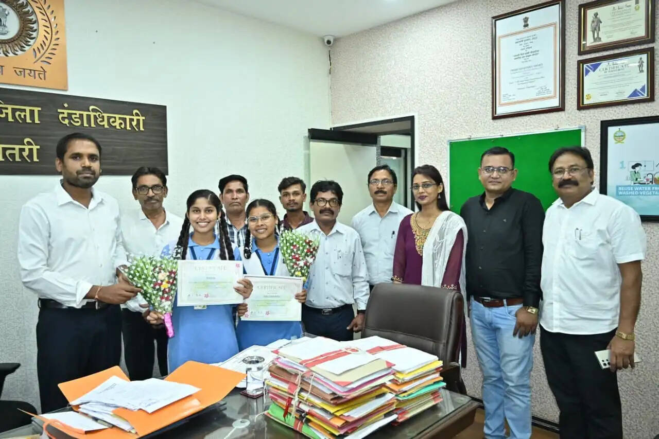 जापान से लौटीं सुनैना और समीक्षा, कलेक्टर ने किया अभिनंदन