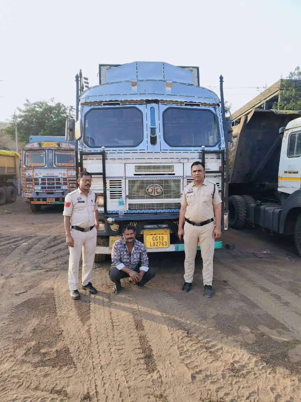 अवैध कबाड़ परिवहन पर पुलिस की कार्रवाई, ट्रक सहित अवैध स्क्रैप जब्त