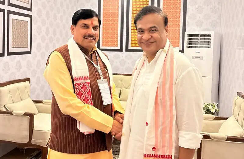 मप्र के मुख्यमंत्री गुवाहाटी में असम के मुख्यमंत्री के शपथ ग्रहण समारोह में हुए शामिल