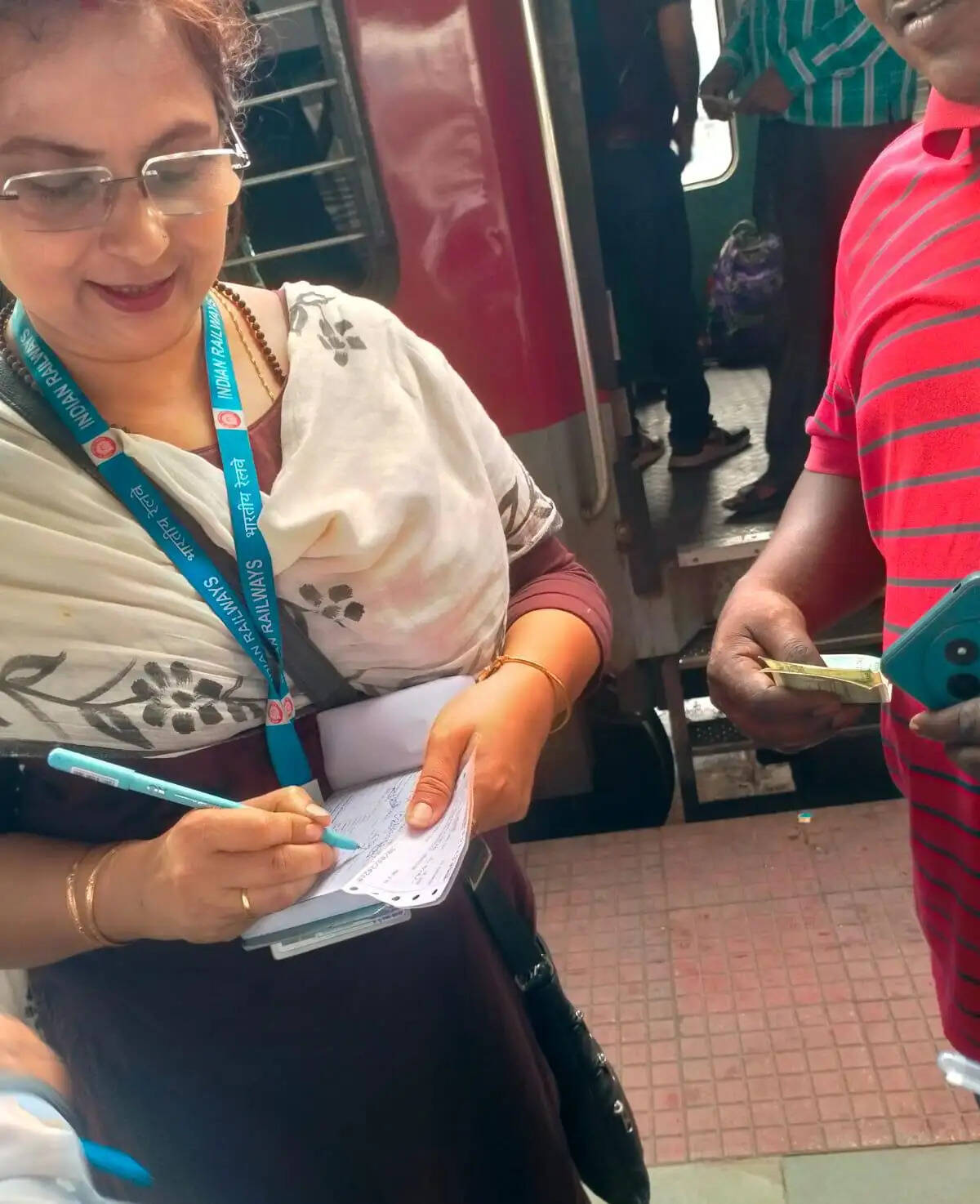 बिना टिकट यात्रियों पर सख्त कार्रवाई, खड़गपुर रेल मंडल ने वसूला करोड़ों जुर्माना
