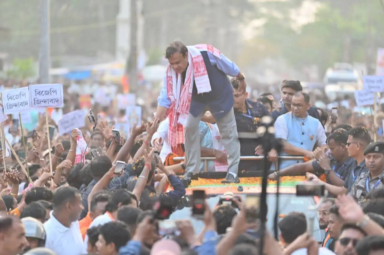 मुख्यमंत्री के रोड शो में उमड़ी लाखों की भीड़