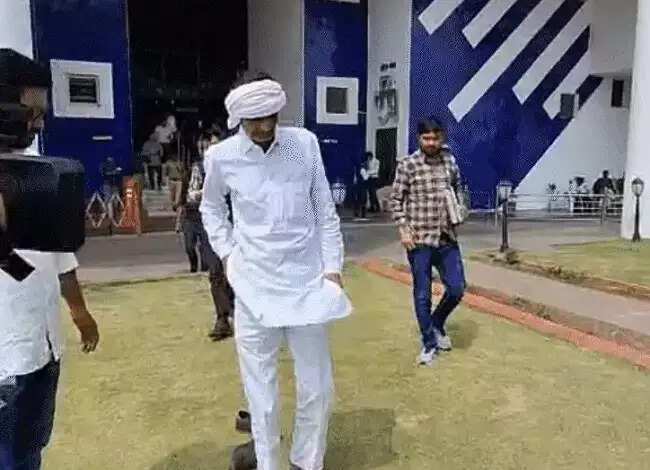 मप्र विधानसभा में कांग्रेस विधायक ने किया शीर्षासन, हर्ष फायरिंग पर एफआईआर को लेकर जताया विरोध